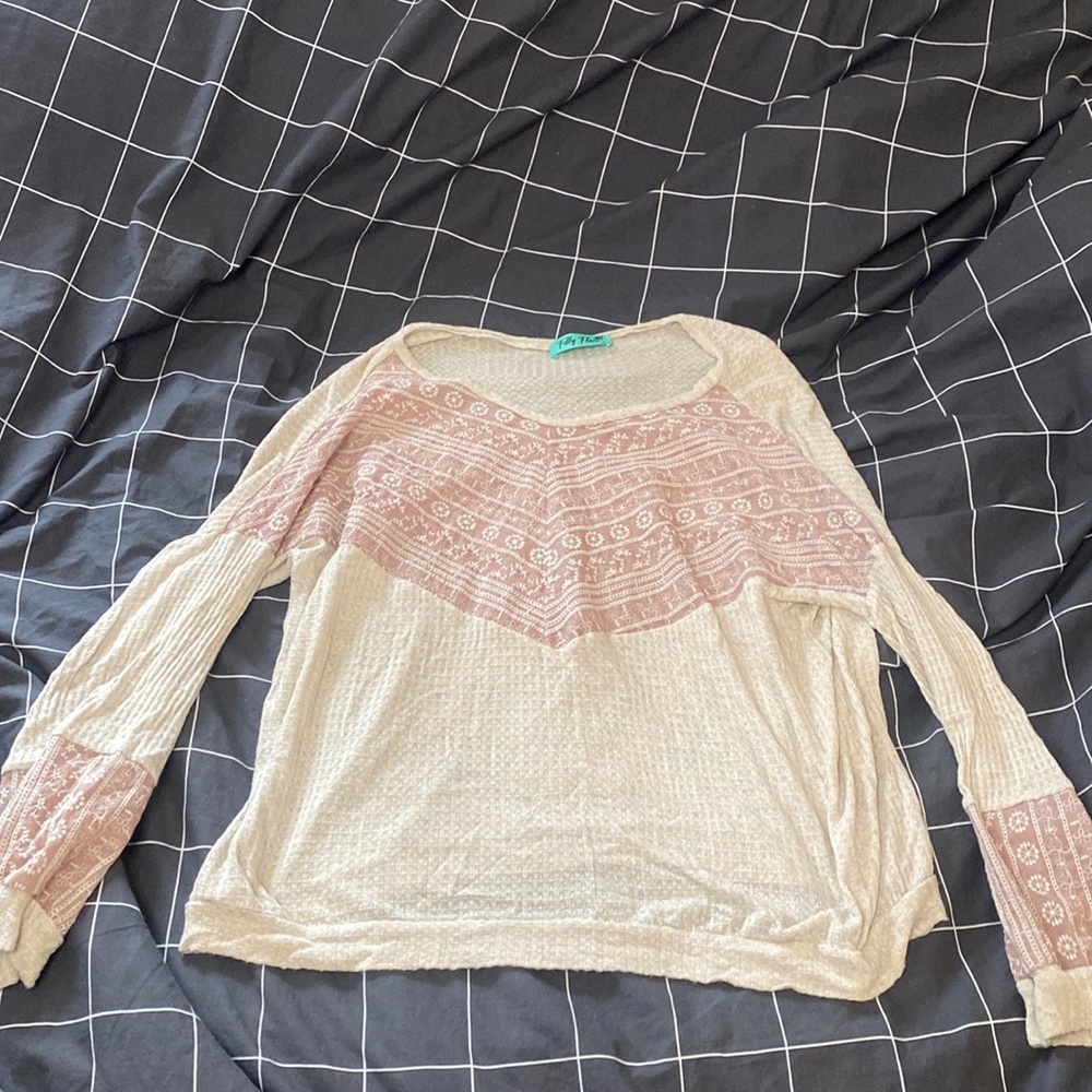Long sleeve top.